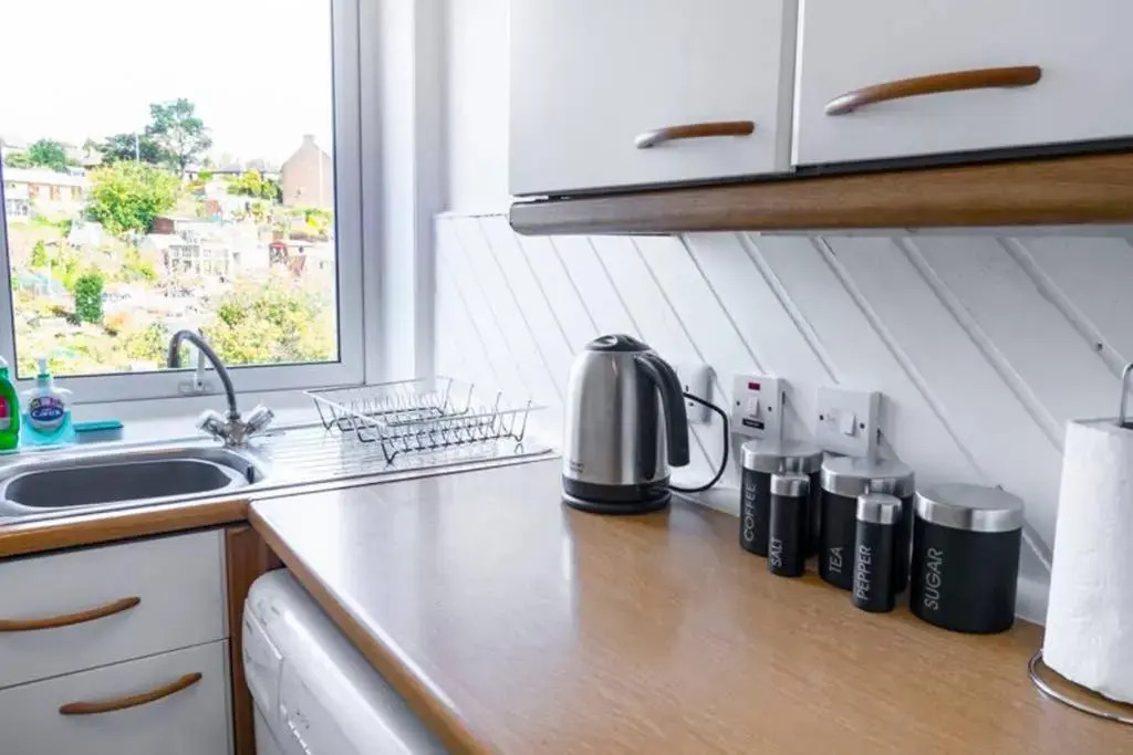 ☆ Bright, 2 Bedroom West End Apartment ☆
