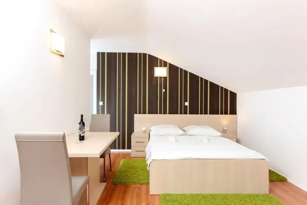 Studio in Podstrana, With Wonderful Mountain View, Enclosed Garden and
