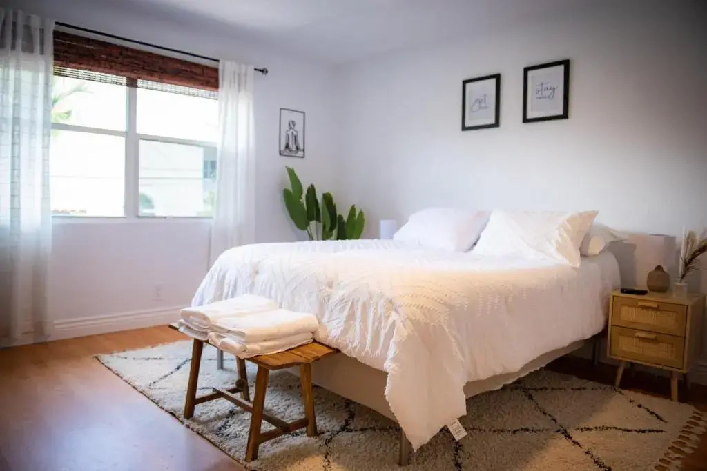 Lux 3 bedroom townhouse 1 block from the beach