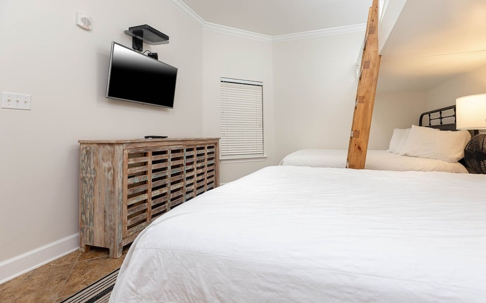 Phoenix West 1906 3 Bedroom Condo