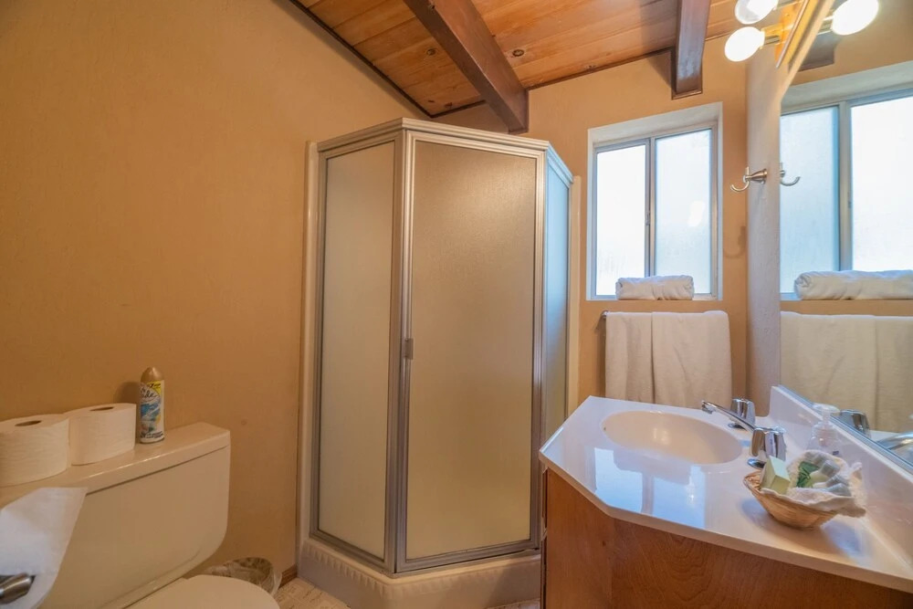 Moonridge Manor - Very Lovely Cabin In A Quiet Neighborhood With An Amazing Hot Tub! 4 Bedroom Home