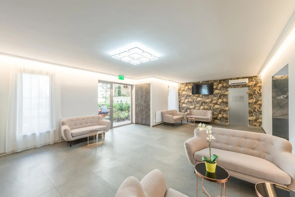 Corvin Plaza Apartments & Suites