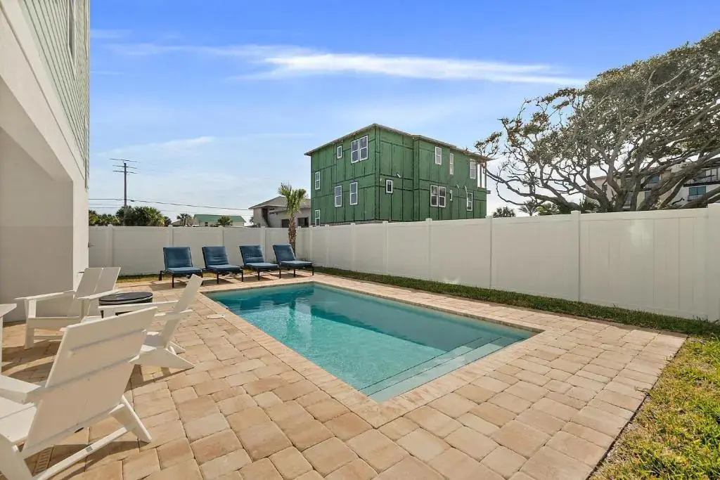 Endless Summer Oasis- Luxury 5br, heated pool, elevator, steps to ocean!