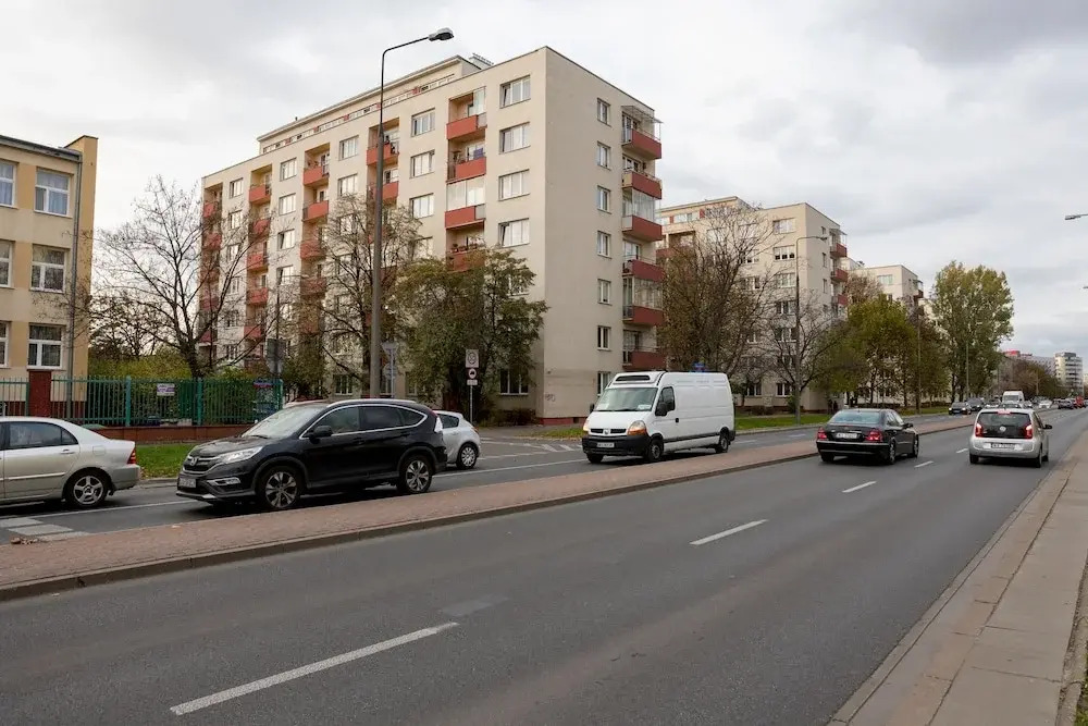 Metro Wilanowska 3-Bedroom Apartment