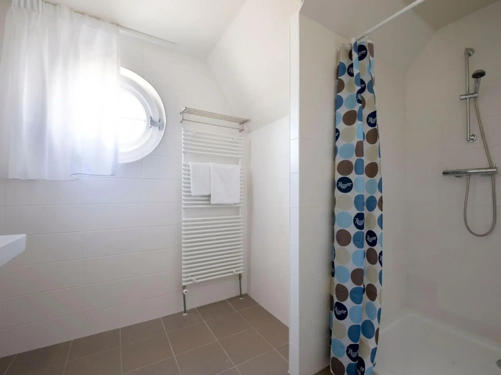 Detached villa with 2 bathrooms, beach at 400m.