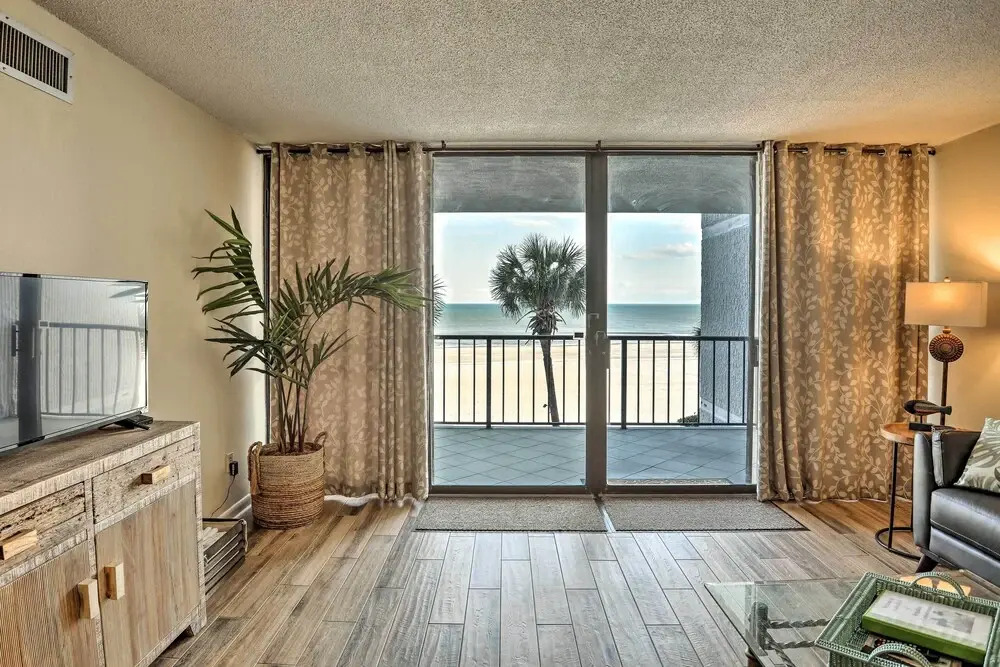 Chic Myrtle Beach Seaside Escape w/ Pool Access!