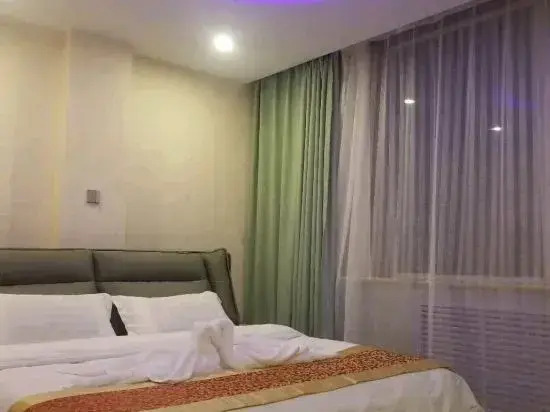 Ruixin Express Hotel (Taiyuan Railway Station Clothing City)