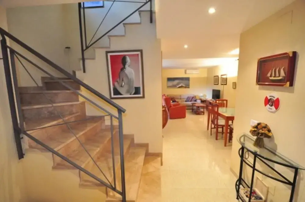 Tarongers  46 Holiday House