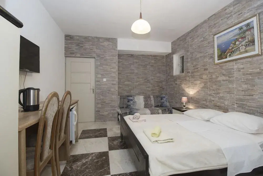 Apartments and rooms Eugenia