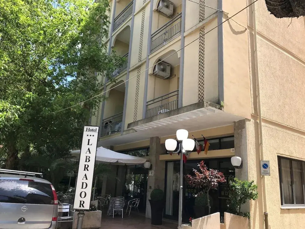 HOTEL LABRADOR