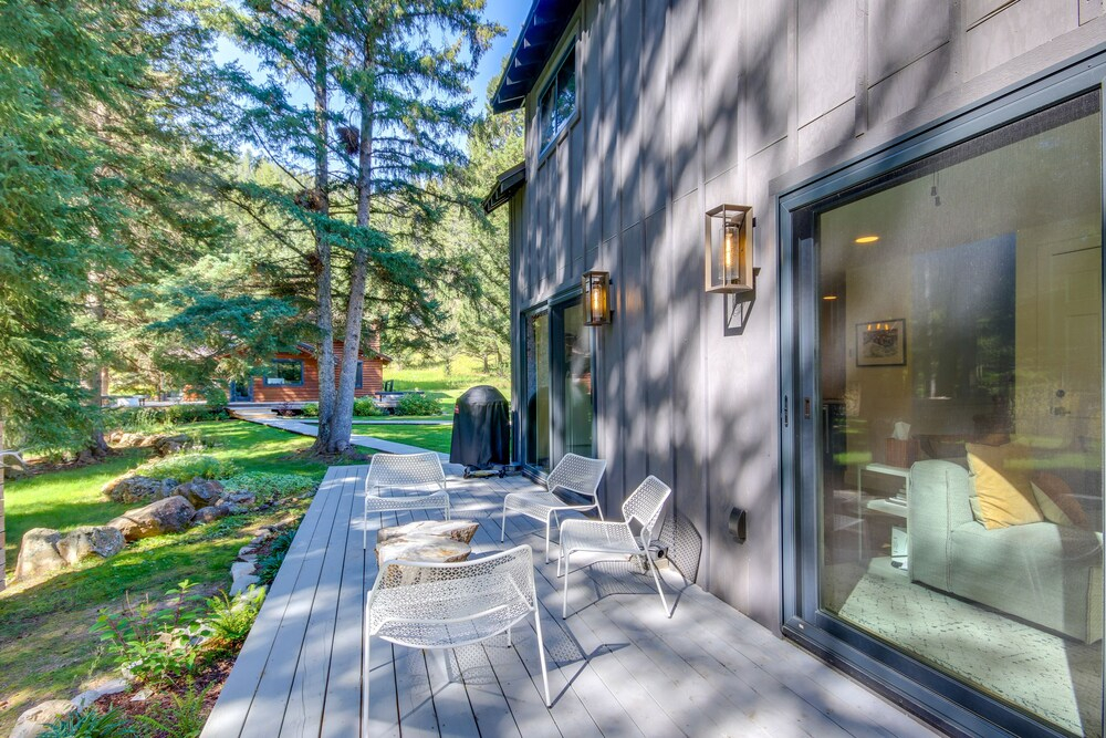 Modern Riverfront Home: 6 Mi to Big Sky Town!