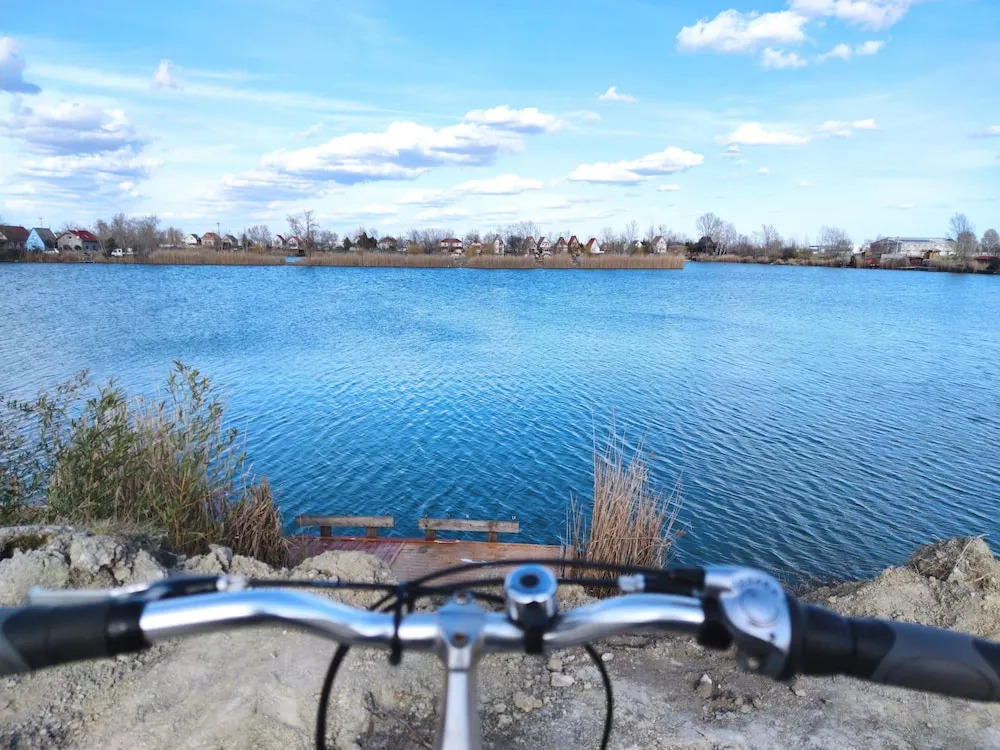 Romantic Lakeside Retreat - Nature, Sport, Near Bp