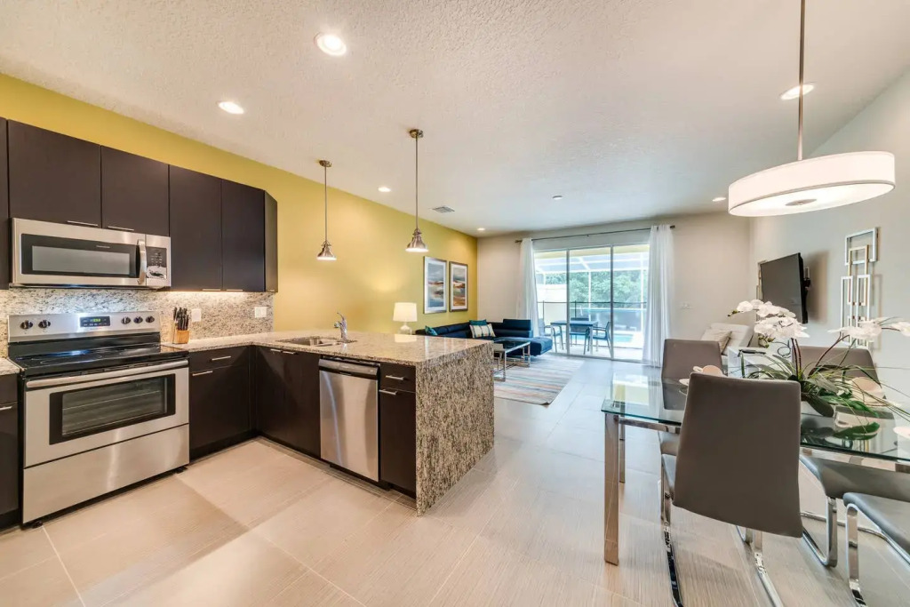 Charming townhome with private pool near Disney