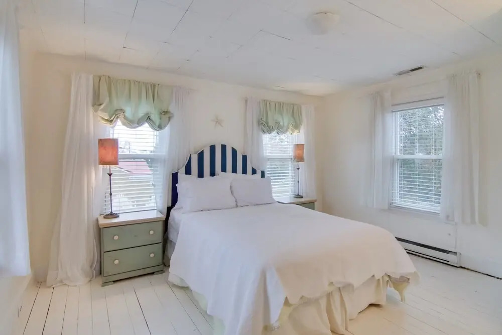 'chincoteague Charm' Escape w/ Bikes & Yard Games!