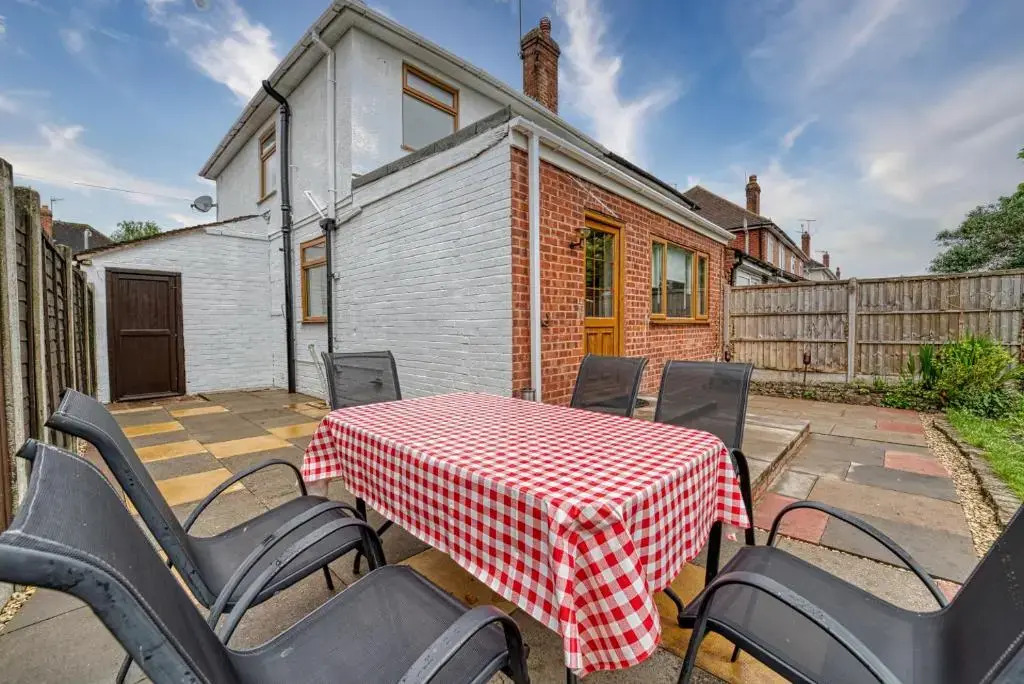 Cosy 3 Bedroom Home with Parking