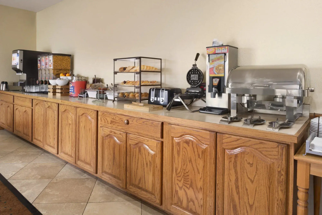 Country Inn & Suites by Radisson, Topeka West, KS