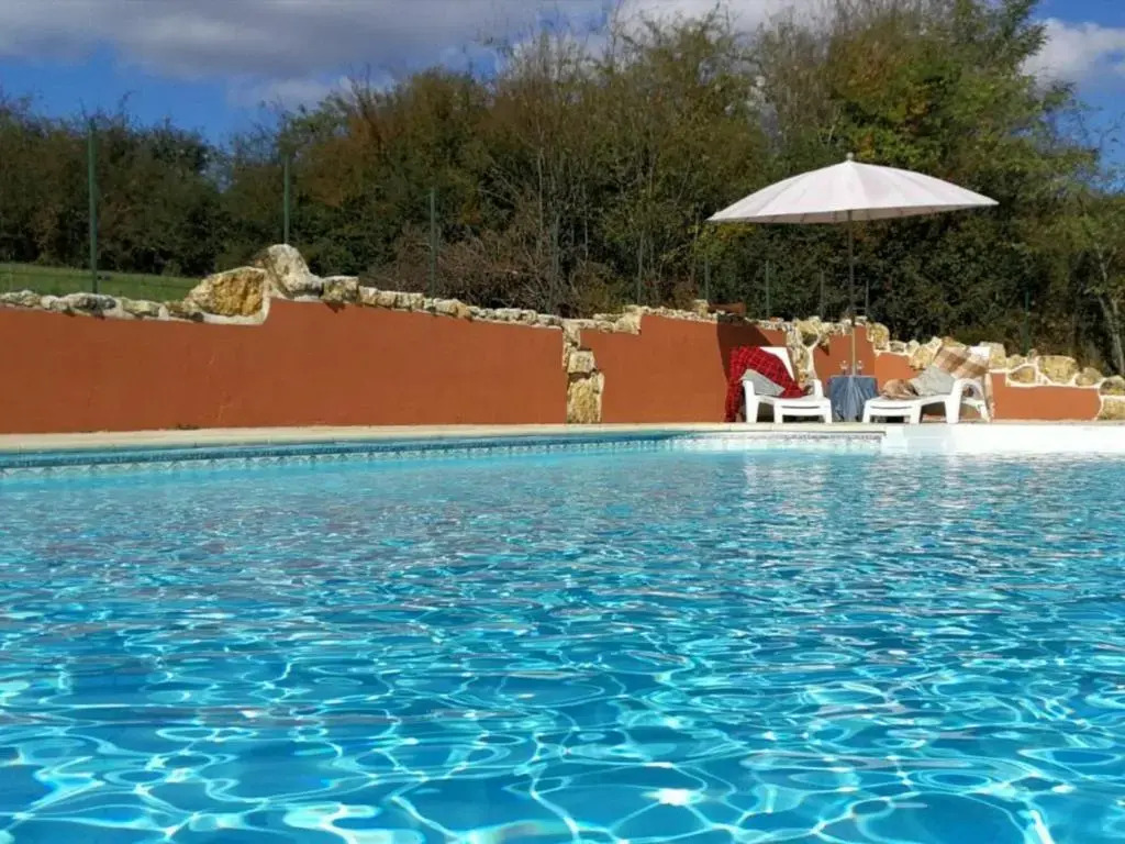 Ancien moulin avec piscine, terrasse, jardin privatif et petite île - près des étangs de la Brenne - FR-1-591-159