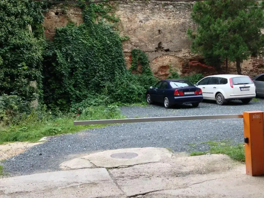 Vár-Lak