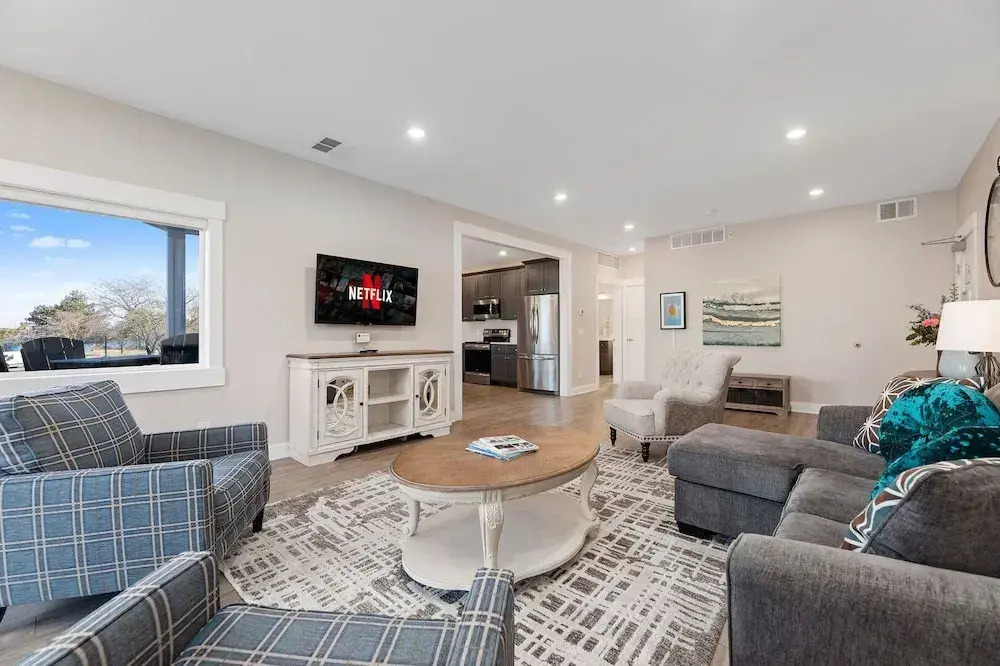 539 Bay St. Lake View Condo Unit 304E