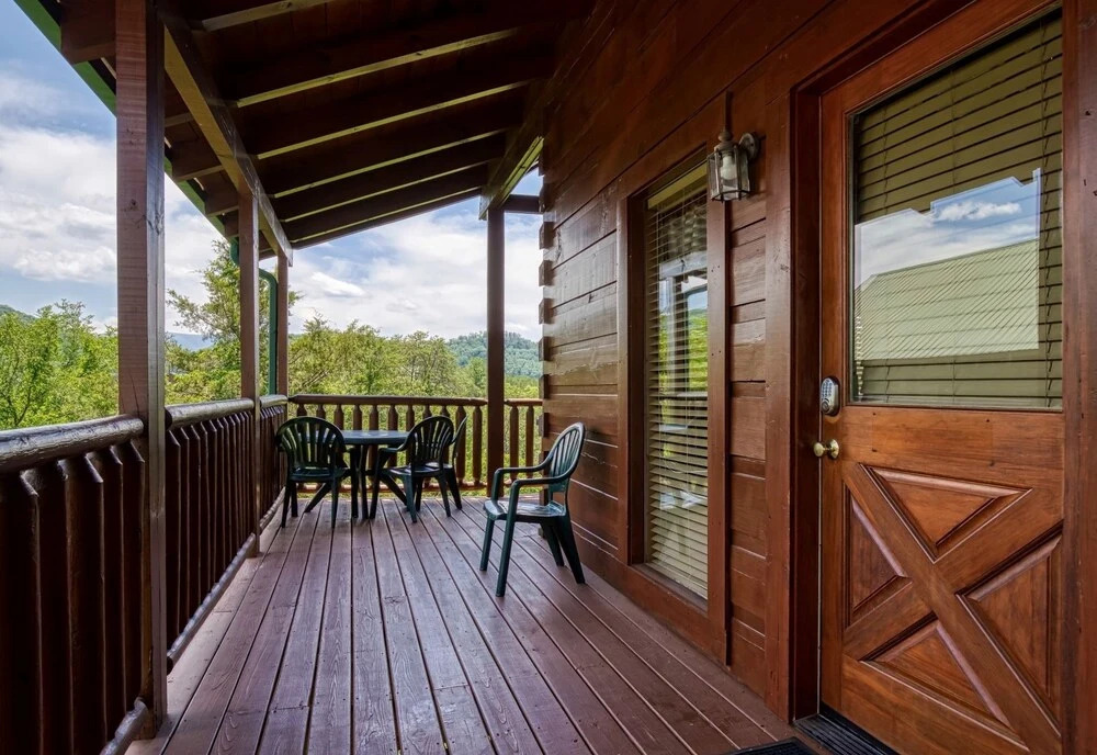 Ern849- Sweet Escape - Great Location! Close To Action! 4 Bedroom Cabin by RedAwning