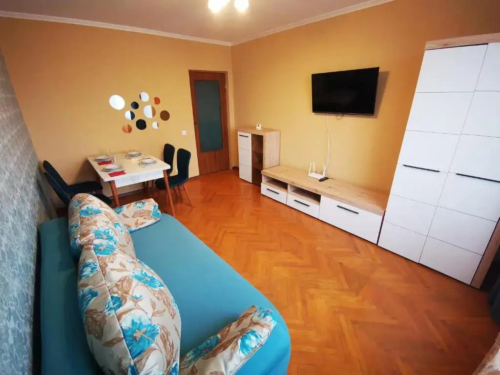 2 rooms Airy & Bright Colors