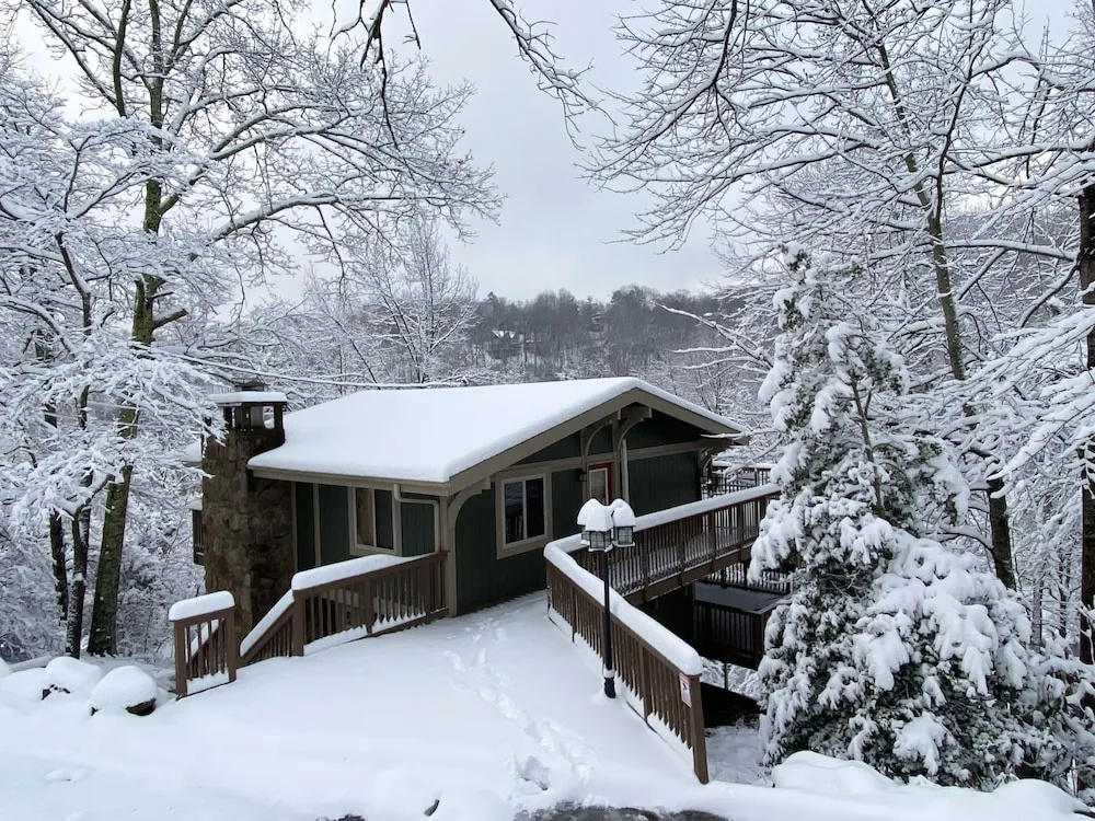 Gatlinburg Views A Unique Cabin Mountain Views Expansive Decks Adjacent To Gatlinburg & Ski Lodge cabin