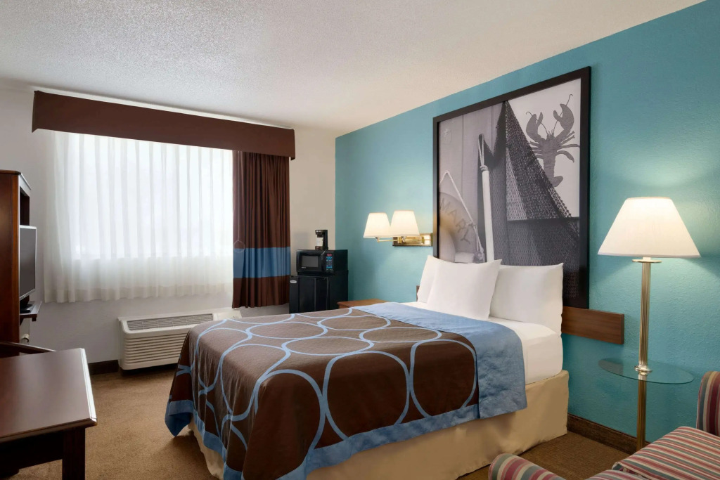 Super 8 by Wyndham Portland/Westbrook Area