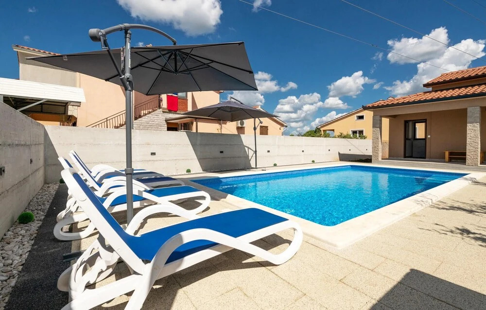 Awesome Home In Nedescina