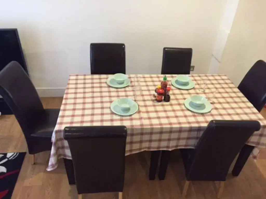 Stylish 3 Bed 2 Bath Apartment Hyde Park