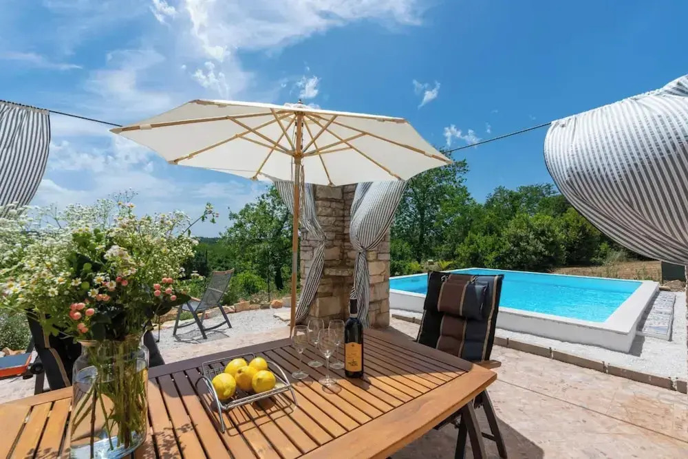 Holiday House with Private Pool Villa Ladybug