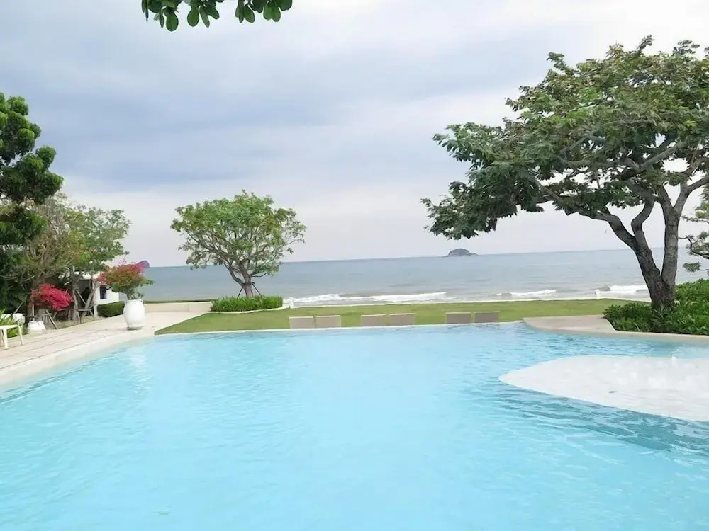Chelona huahin beachfront resort condo