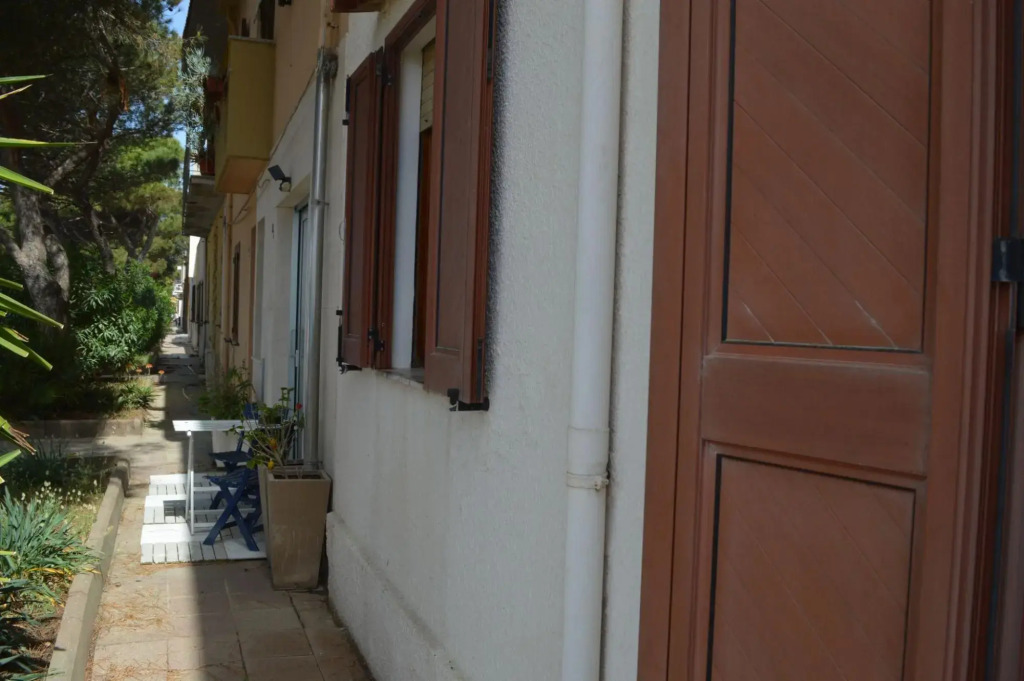 Holiday home on the Torregrande seafront, 30 meters from the seashore-Casa delle Palme