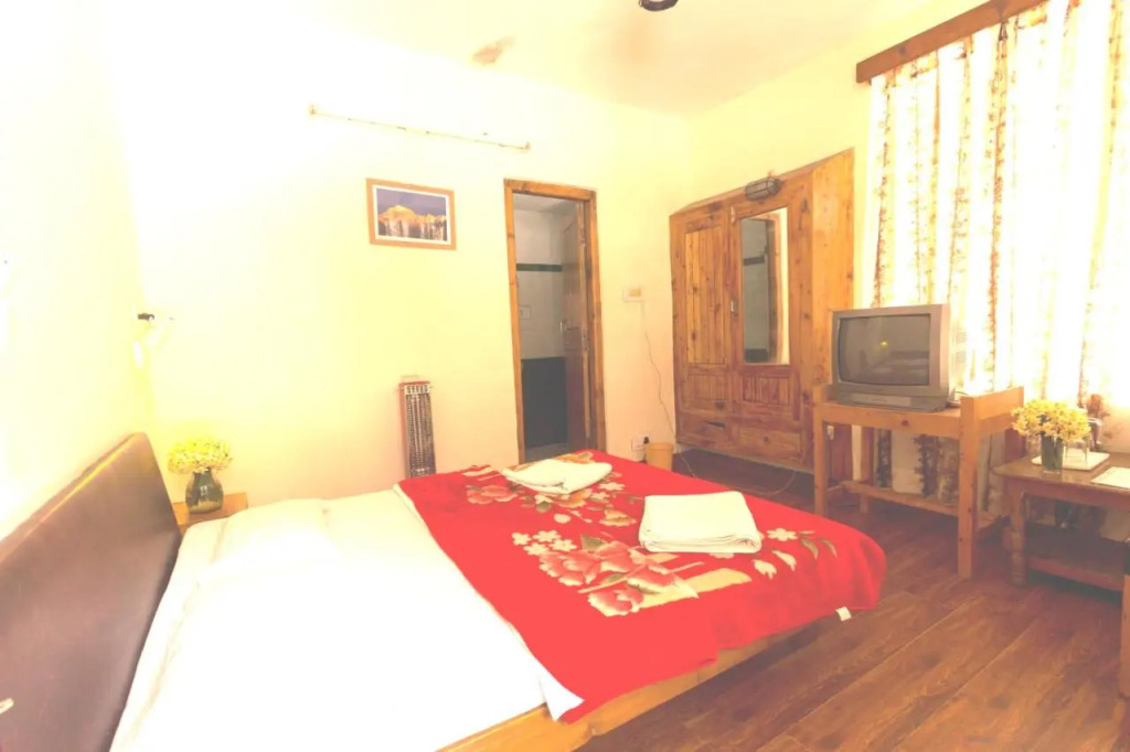 Tourist Hotel 10 minutes walking distance from the mall
