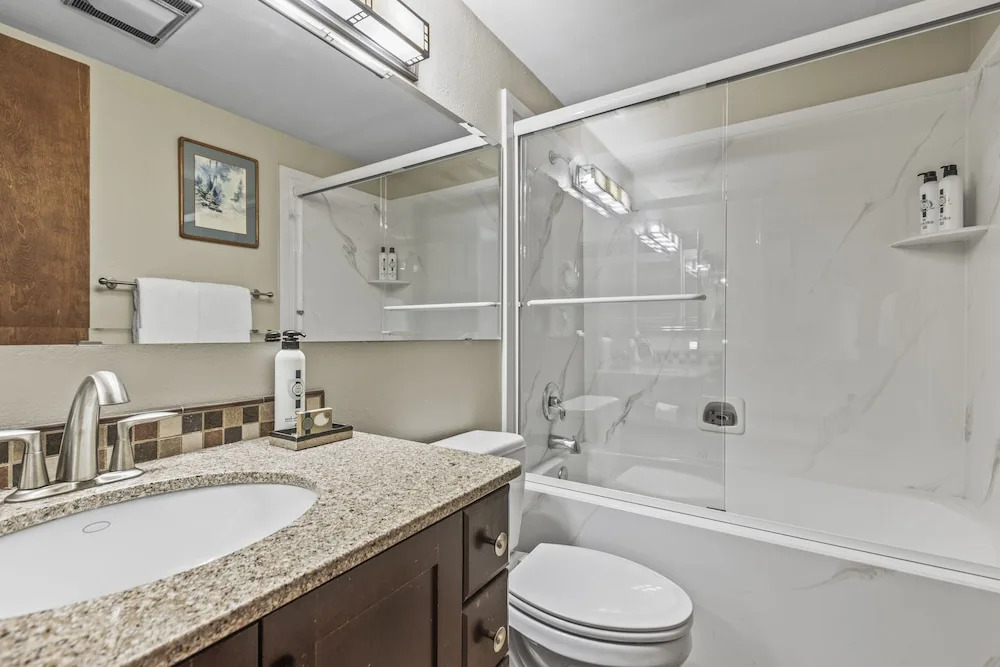 Snow Flower 007 3 Bedroom Condo by RedAwning