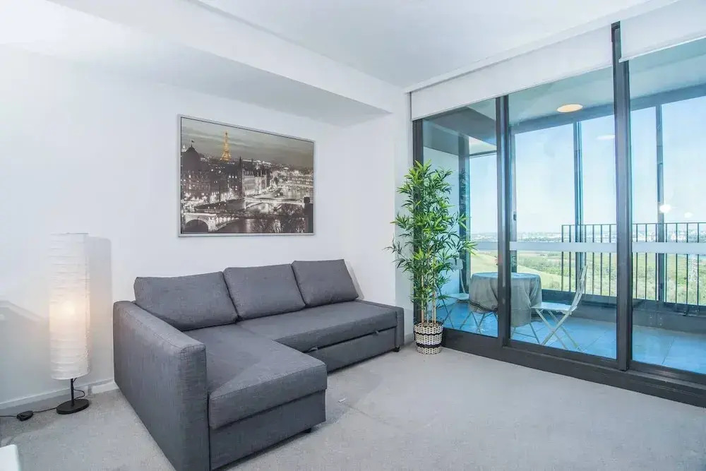 Minimalism Modern Apartment With Water View
