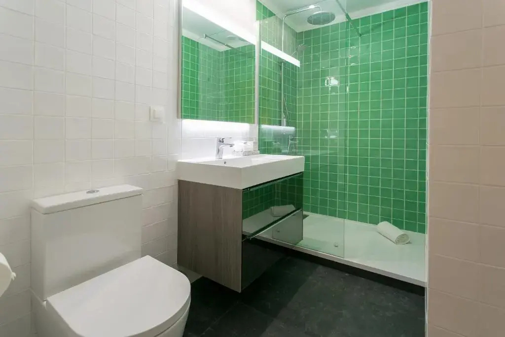 Lisbon luxury retreat! 2 suites, balcony & views!!