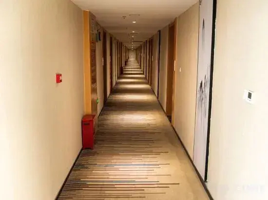 Holiday Huadu Hotel (Zhumadian Railway Station)