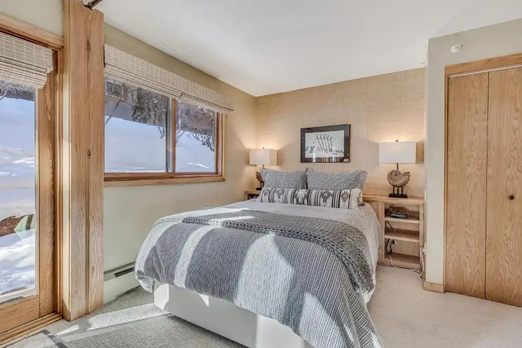 Laurelwood Condominiums 402