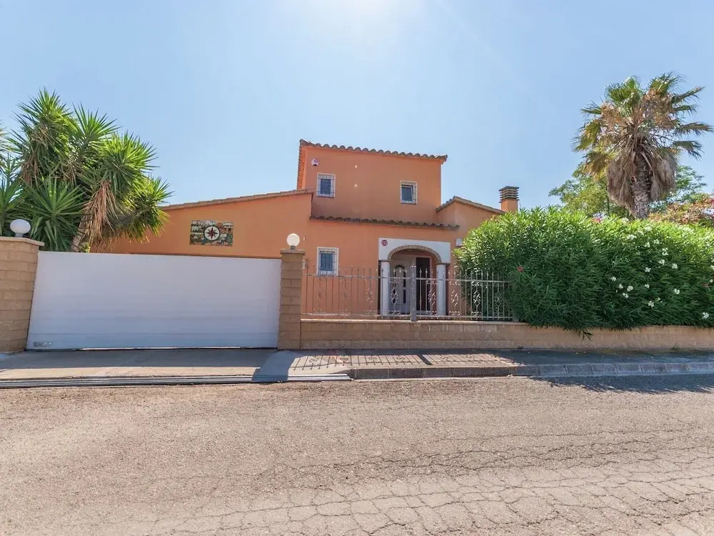 Fantastic Holiday Home With Private Pool at the Port Including a Private Berth