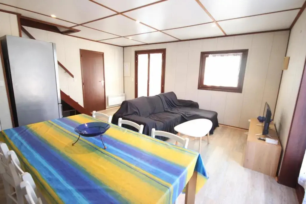 Belle villa de Vacances en angle climatisée, domaine TAMARIS, 4 chambres 7-9 couchages, Wifi, accès aux piscines payant, 900m de la mer LRTAMQ10