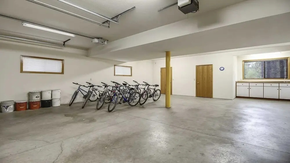 8 Crag Home with Private Indoor Hot Tub, Bike is Provided for Outdoor Activities by RedAwning