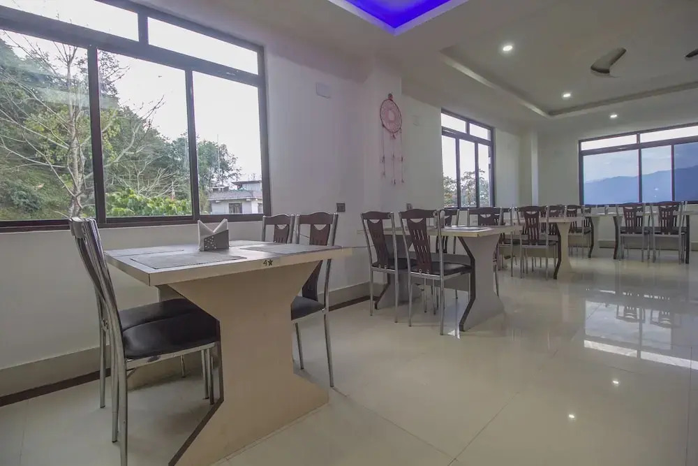 OYO 28105 Hotel Blue Sapphire