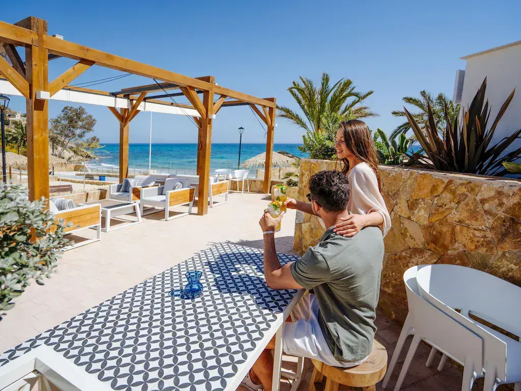Apartment with spacious roof terrace and sea view