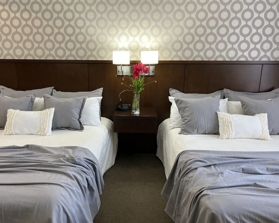 ian Hotel