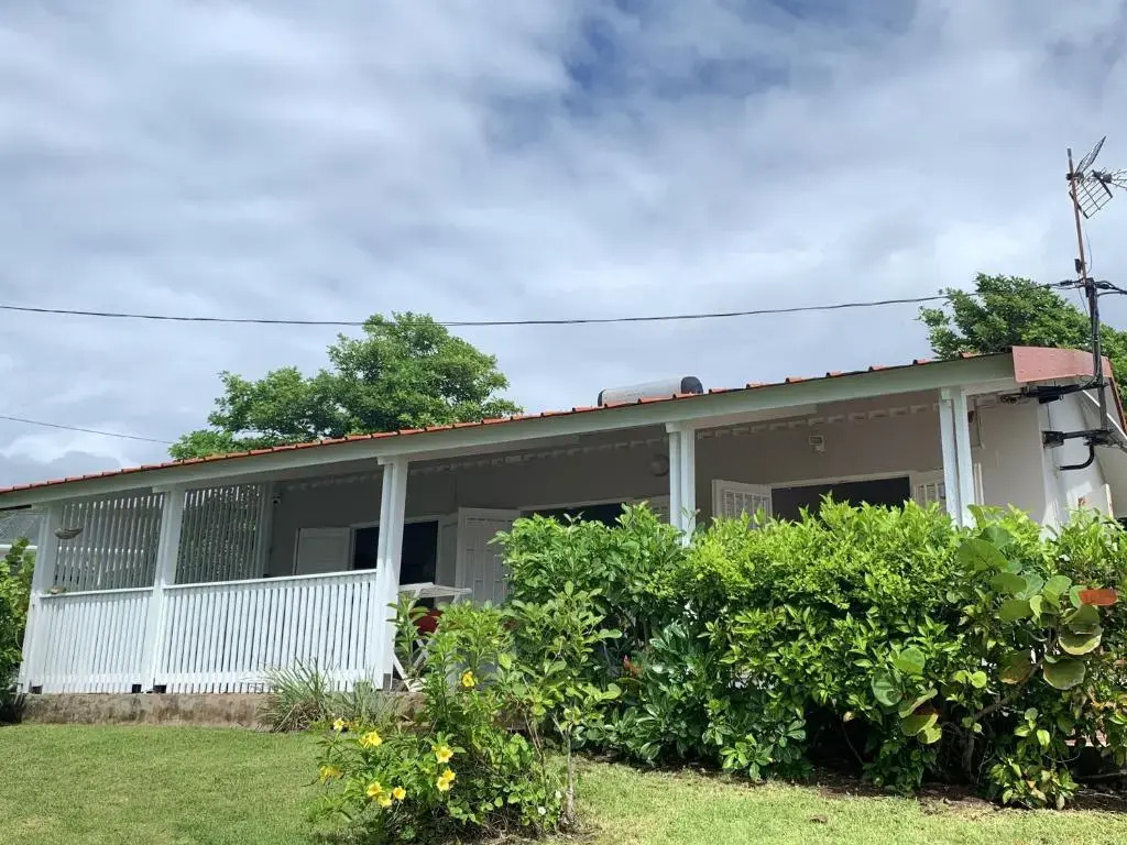 Bungalow de 2 chambres a Le Diamant a 50 m de la plage avec vue sur la mer jardin clos et wifi