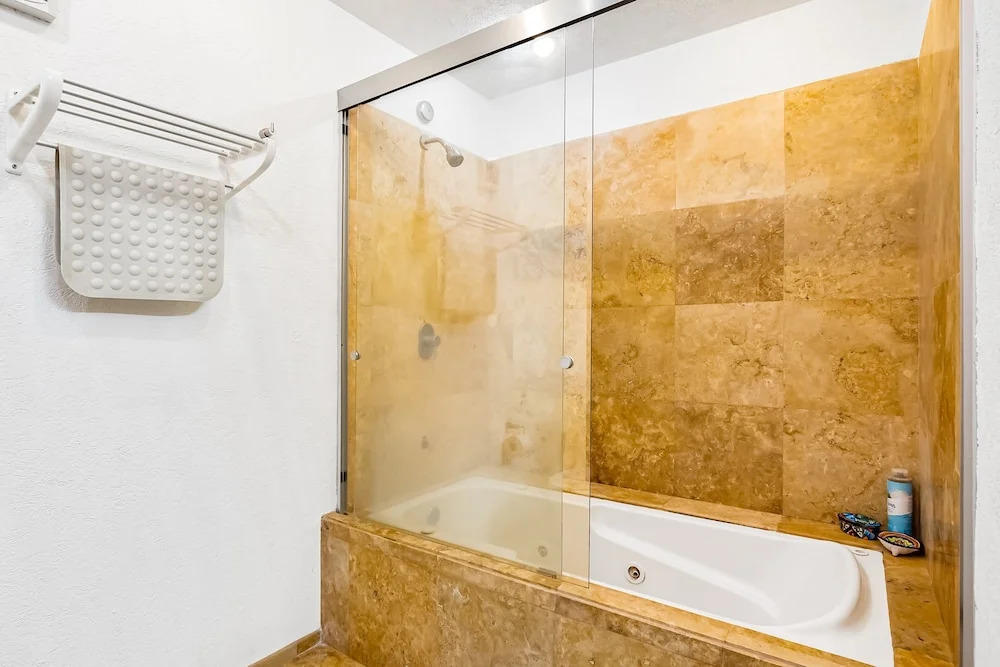 Beachfront 4th-floor Condo With Views, Outdoor Pool, Balcony, W/D & Central AC