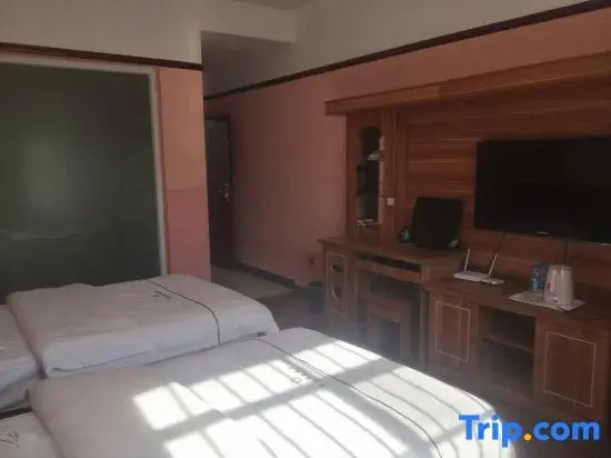Yulong Changzheng Business Hotel