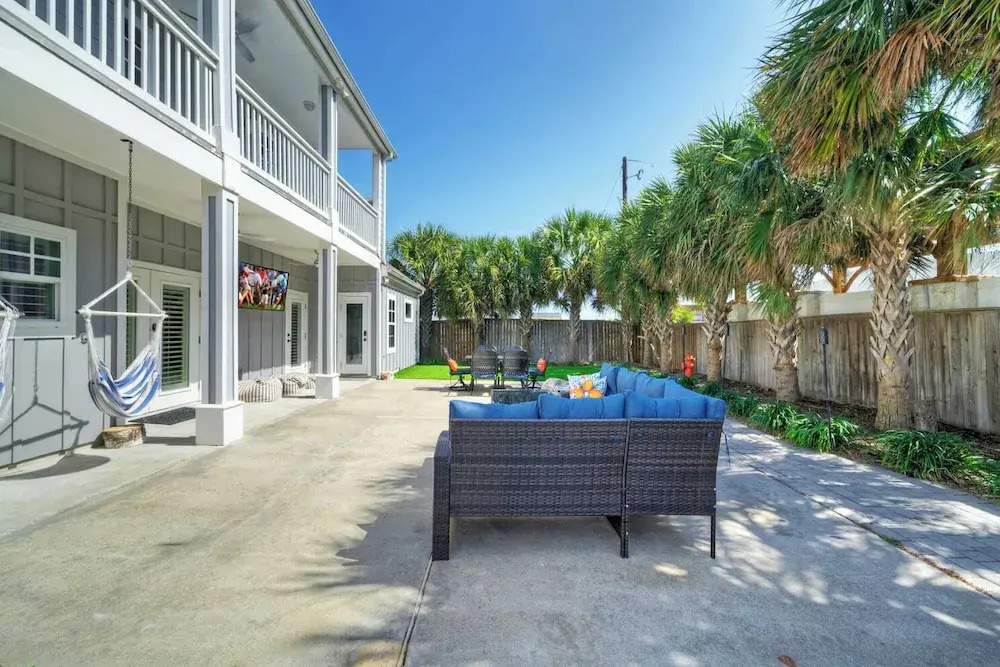 16 Palms by Avantstay Luxury Getaway, Backyard Oasis Pool & Playscape Access