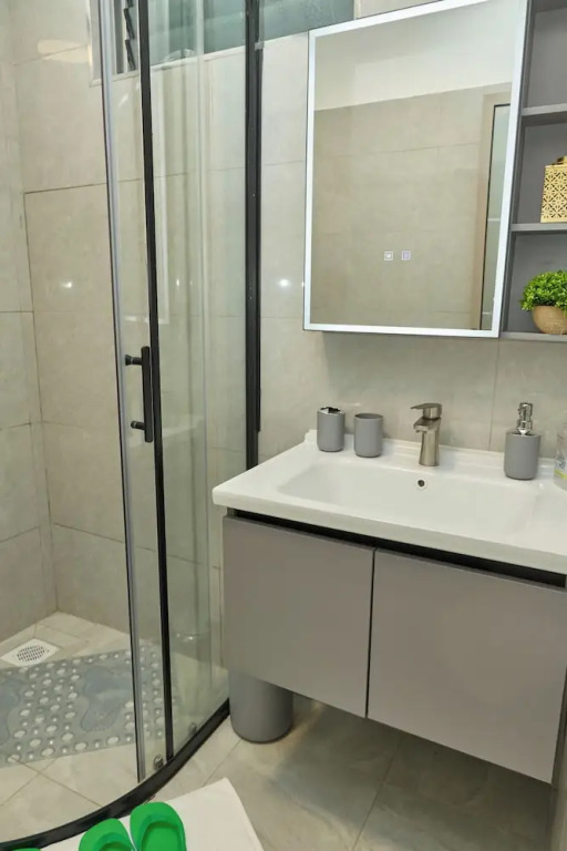 Breeze By Edmor Suites