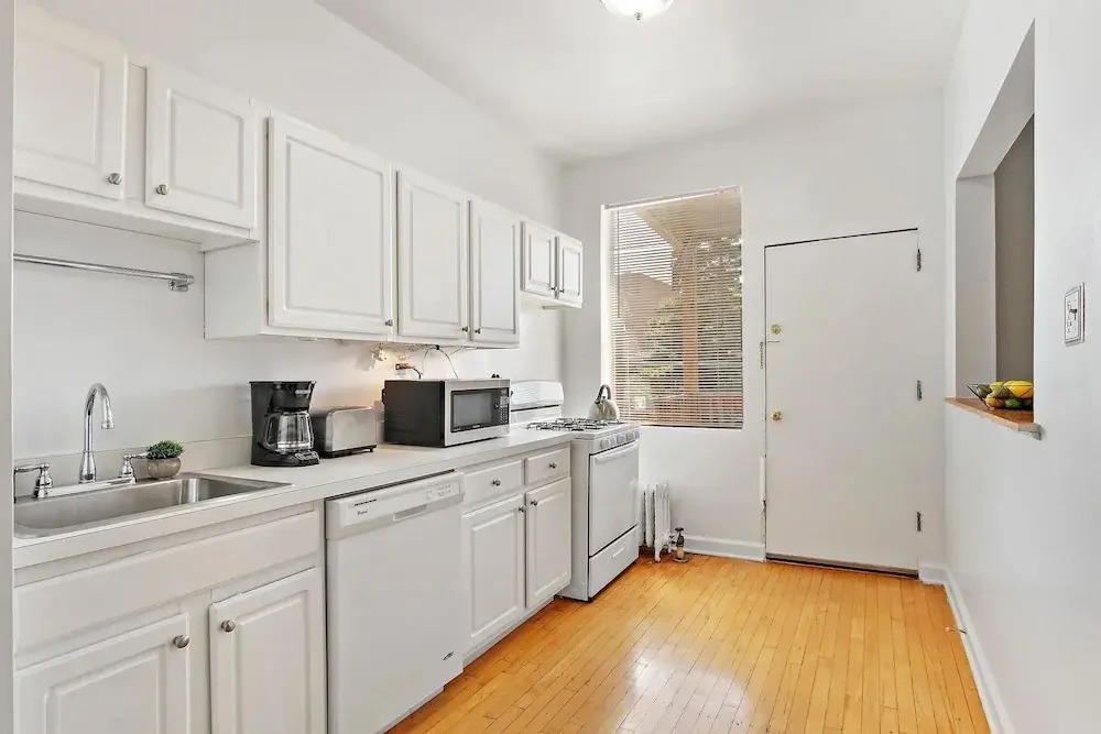 Feel at Home 2BR Apt - Buckingham 3